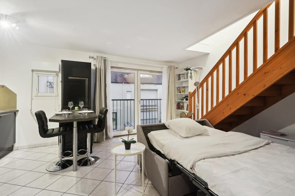 Bed, TV and multimedia, Living room, Seating area