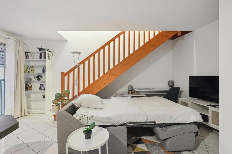 Bed, TV and multimedia, Living room, Seating area