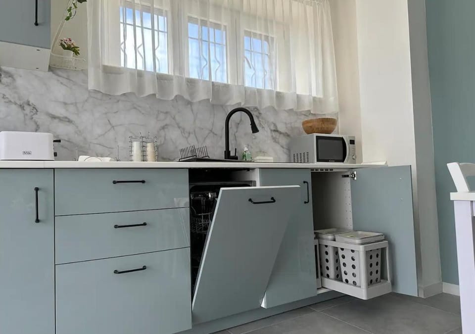 minibar, stove