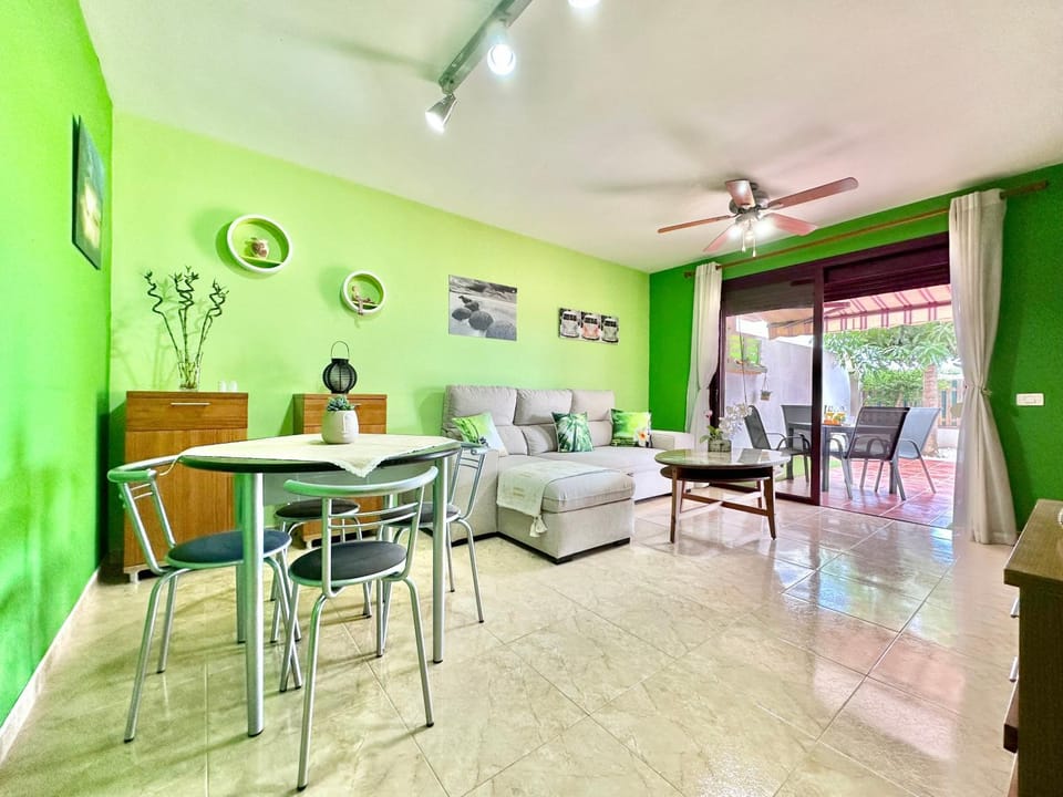 TV and multimedia, Living room, Seating area, Dining area, fireplace