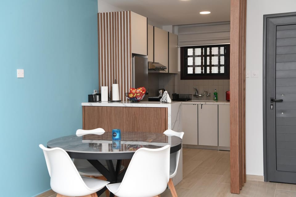 Coffee/tea facilities, Kitchen or kitchenette, Dining area, minibar, stove