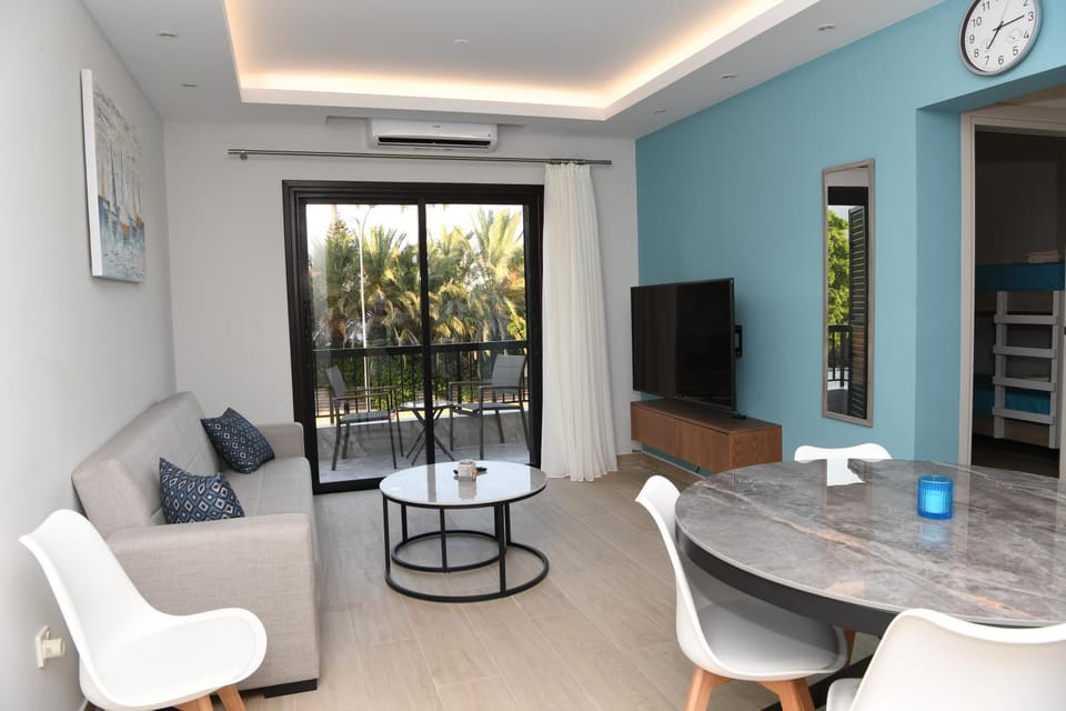 Communal lounge/ TV room, TV and multimedia, Living room, Seating area, Dining area, air conditioner