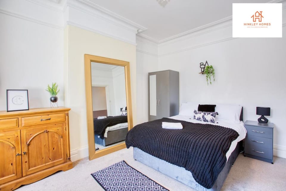 Spacious 6-Bedroom House with Parking in Bridgwater Ideal for Contractors & Group Stays Apartment in Bridgwater