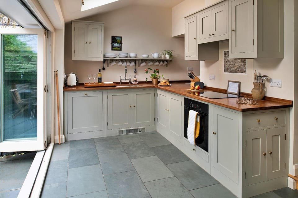 Coffee/tea facilities, Kitchen or kitchenette, minibar, pet friendly, stove