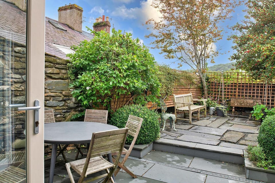 Patio, Spring, Day, Natural landscape, Garden, Dining area, Garden view, Mountain view