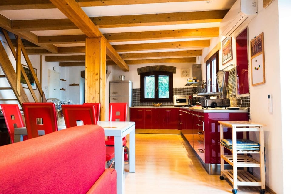 Living room, Seating area, Dining area, pet friendly, stove
