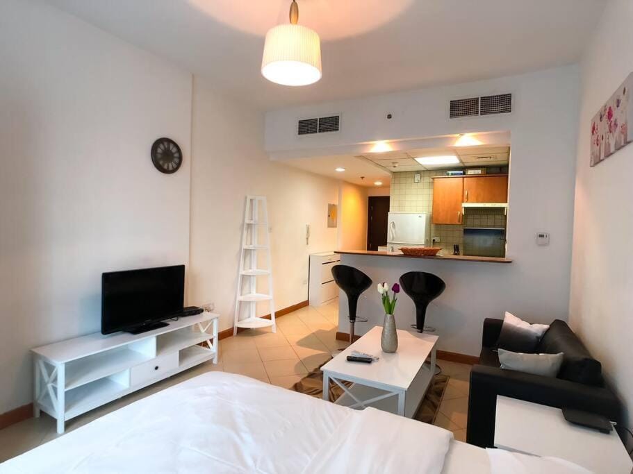 StoneTree - Prime Location - Furnished Studio - Near Metro Apartment in Dubai