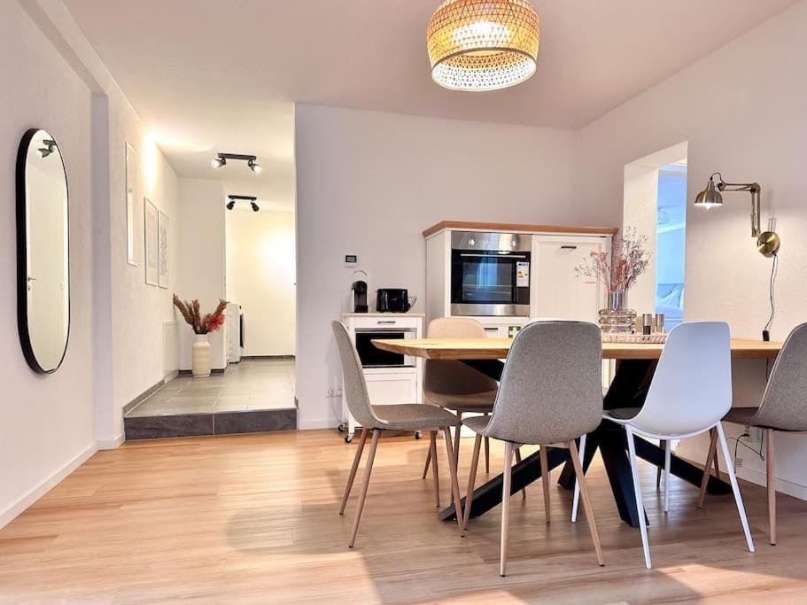 Kitchen or kitchenette, Dining area, minibar, oven, pet friendly