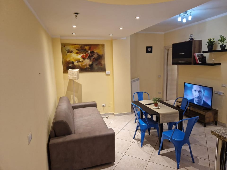 TV and multimedia, Kitchen or kitchenette, Living room, Seating area, Dining area