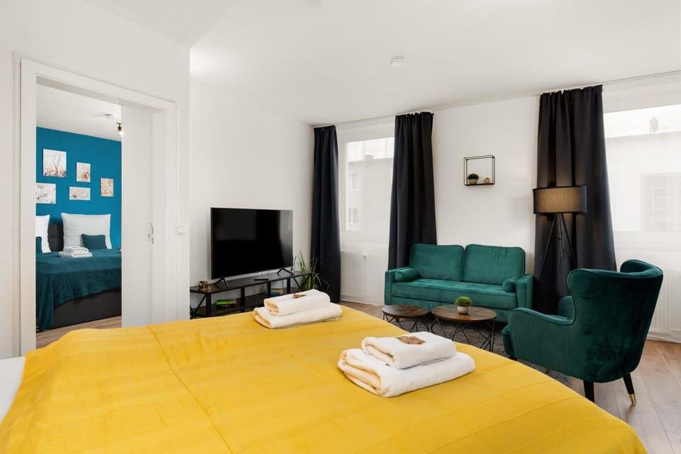 Bed, TV and multimedia, Living room, Photo of the whole room, Seating area, Bedroom