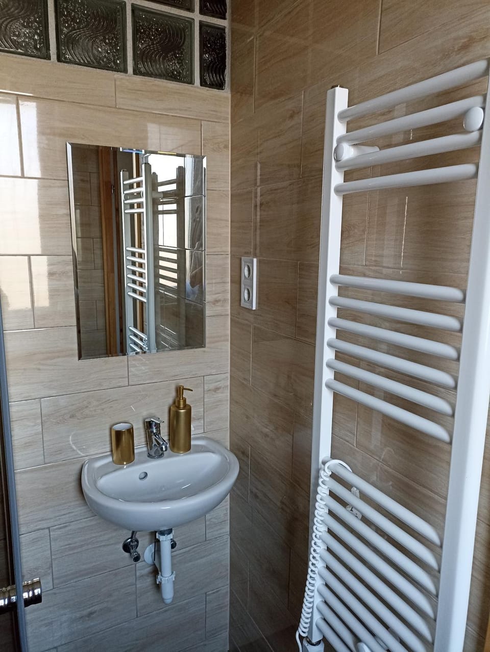 Shower, Toilet, Bathroom, internet, towels
