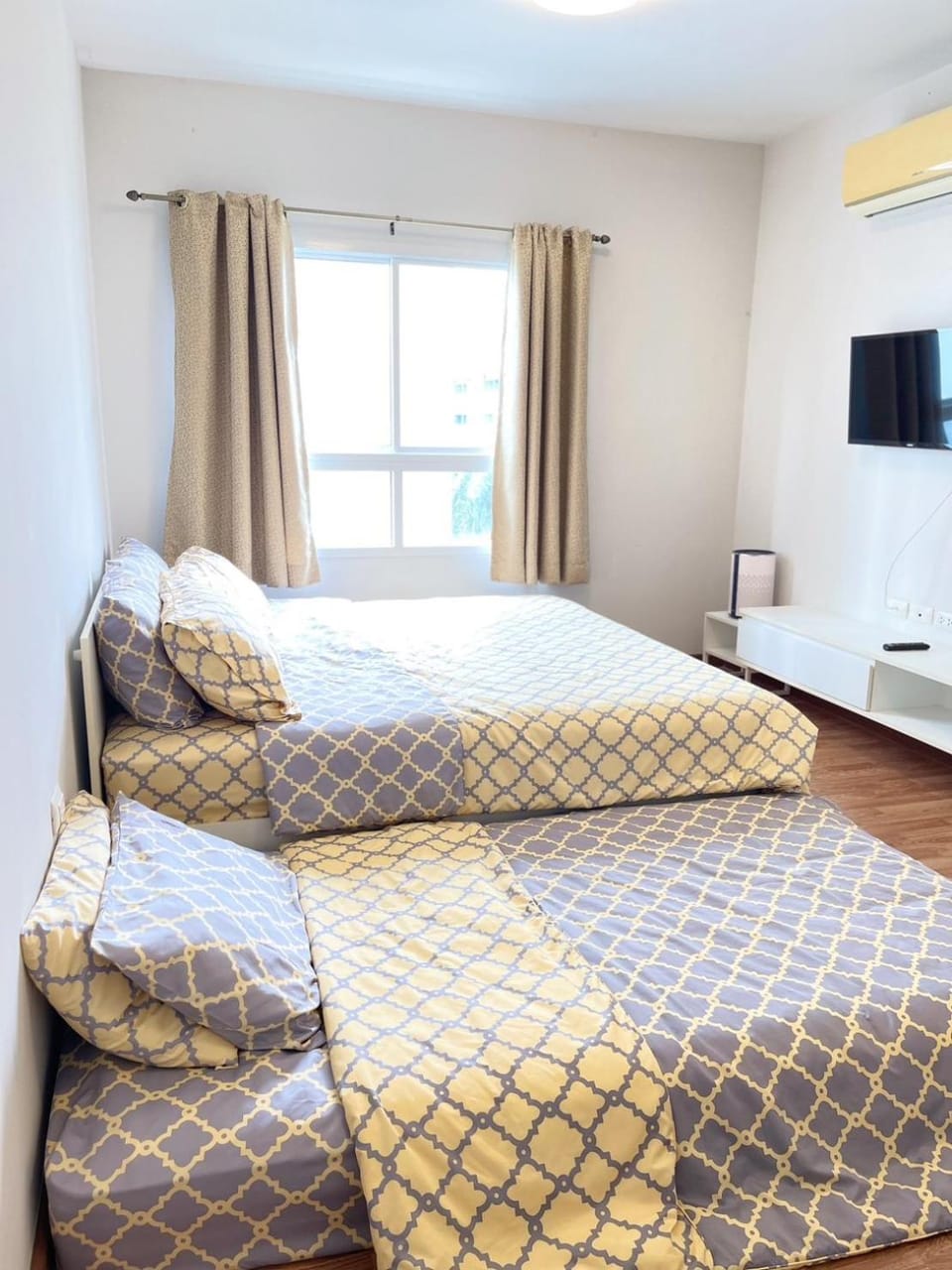 Bed, TV and multimedia, Photo of the whole room, Bedroom