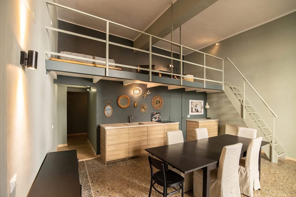 Kitchen or kitchenette, Living room, Seating area, Dining area