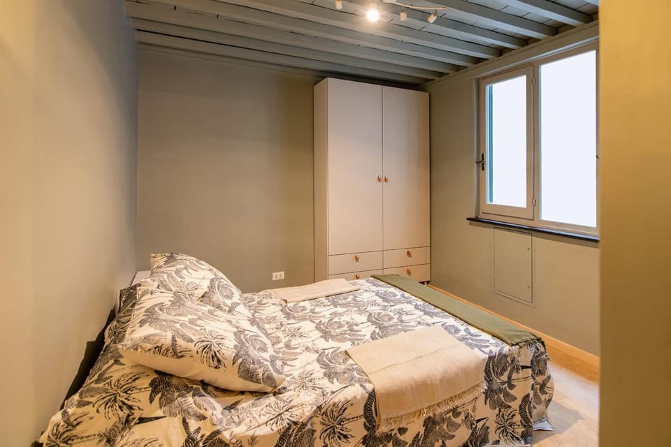 Photo of the whole room, Bedroom, wardrobe