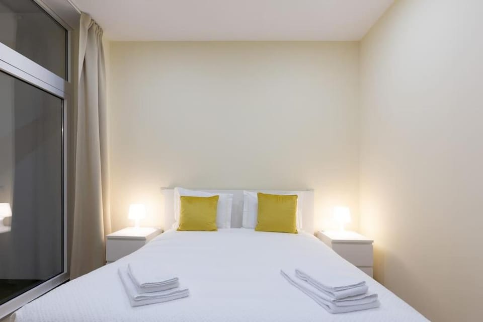 Bed, Bedroom, towels