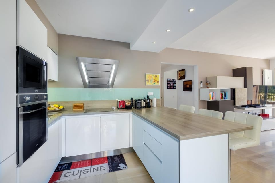 Kitchen or kitchenette, Living room