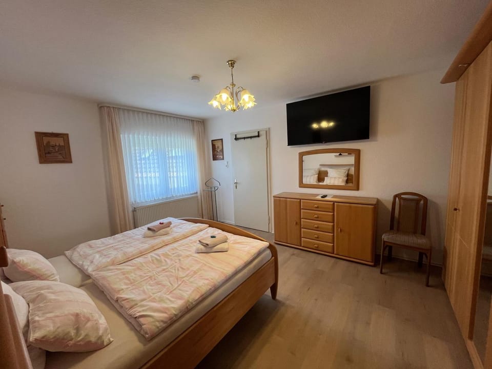Bed, TV and multimedia, Bedroom, towels