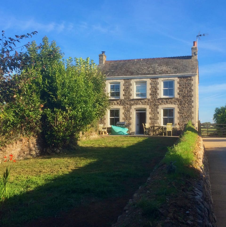 Property building, Patio, BBQ facilities, Garden, Garden, Balcony/Terrace, Dining area