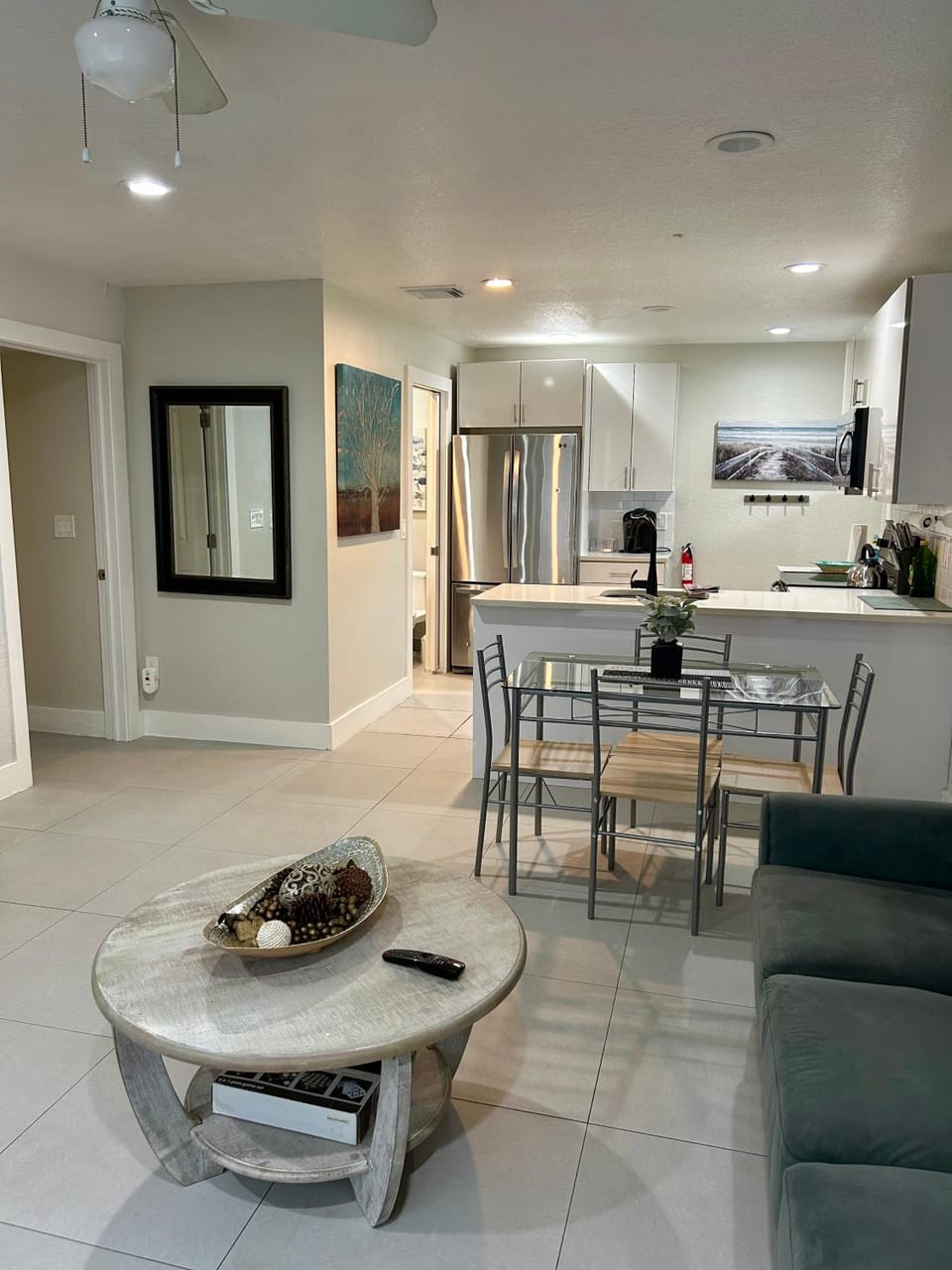 Kitchen or kitchenette, Living room, Seating area, Dining area
