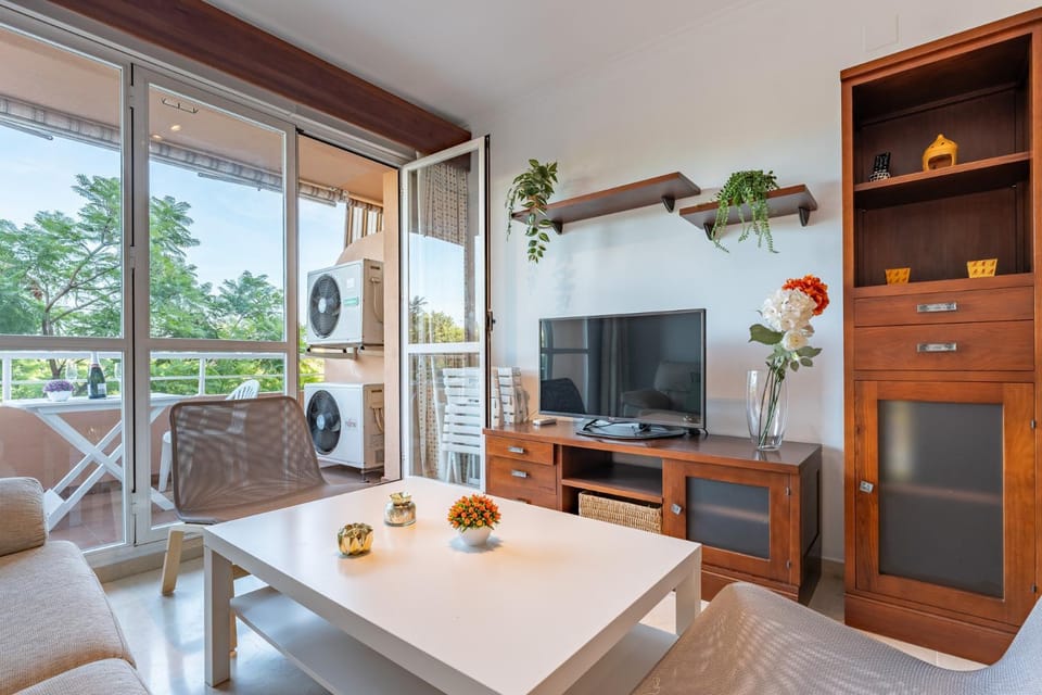 TV and multimedia, Living room, Seating area, Dining area, Evening entertainment, air conditioner