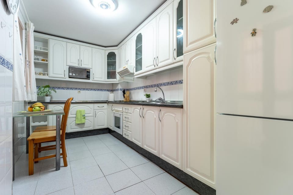 Kitchen or kitchenette, Dining area, oven, stove
