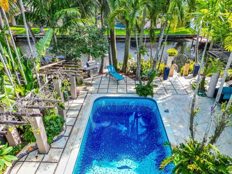 Charming Waterfront Pool Home House in Oakland Park