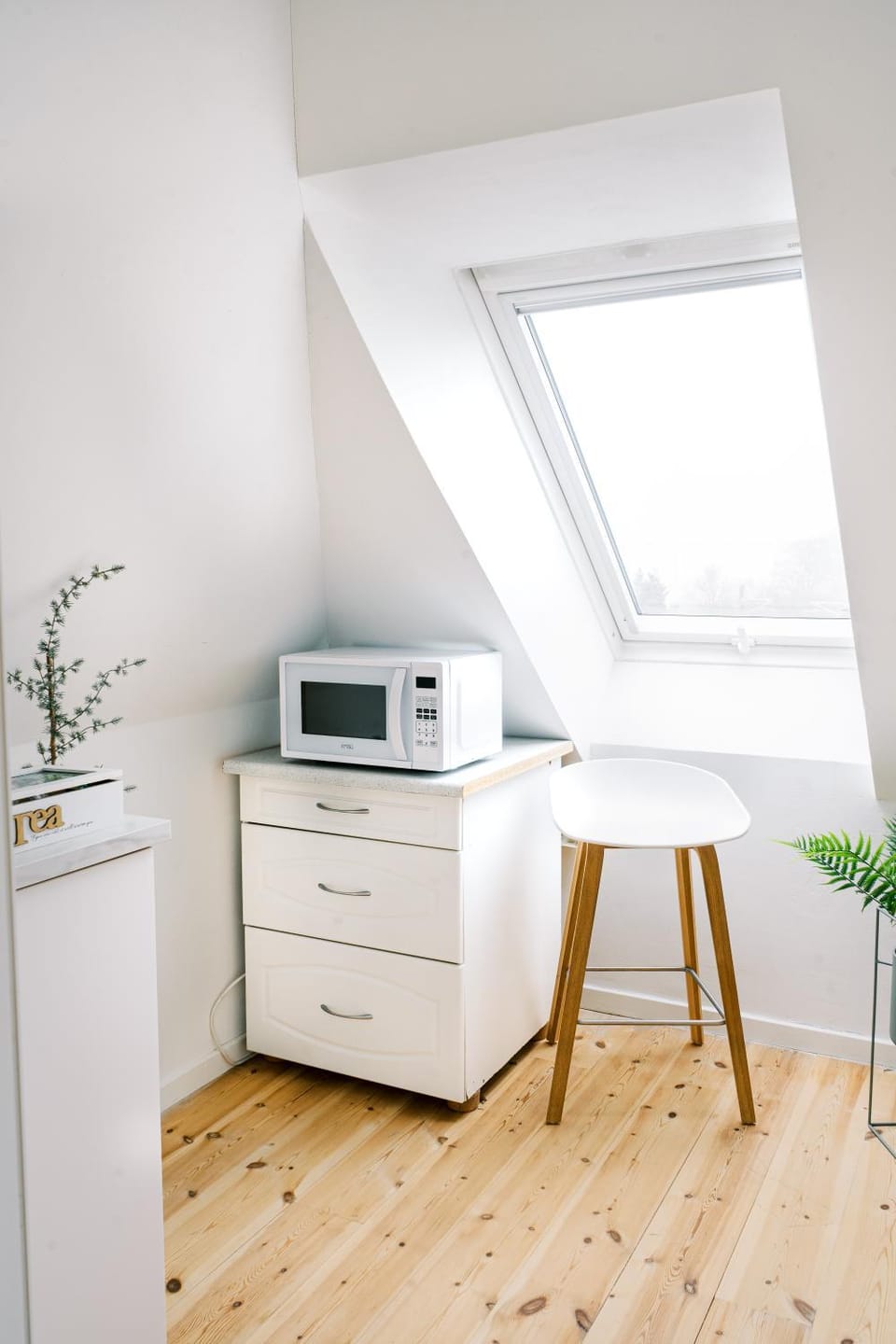 Kitchen or kitchenette, minibar