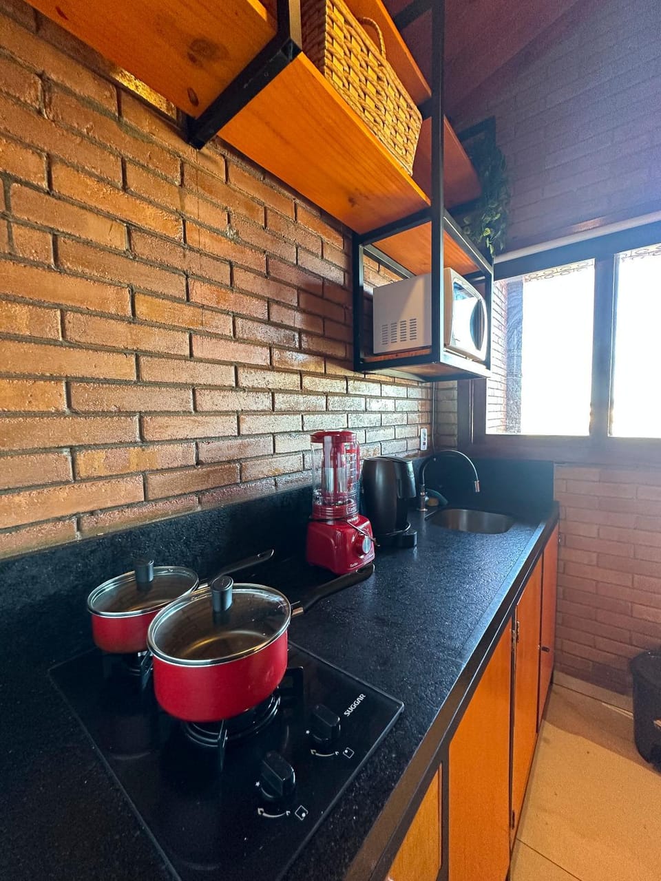 Kitchen or kitchenette, minibar, stove