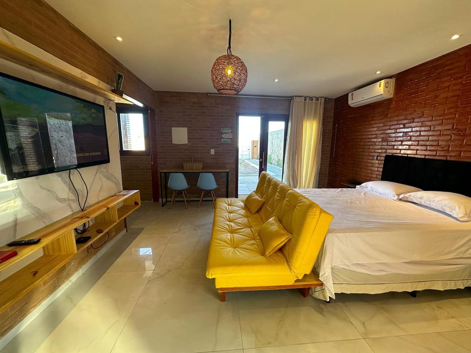 Bed, TV and multimedia, Photo of the whole room, Seating area, Bedroom, air conditioner