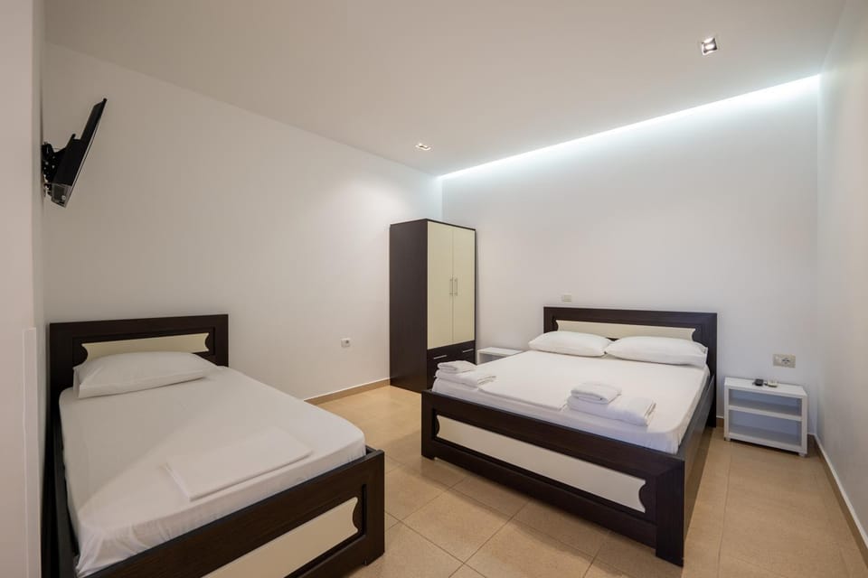 Photo of the whole room, Bedroom, wardrobe