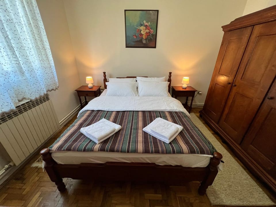 Bedroom, towels