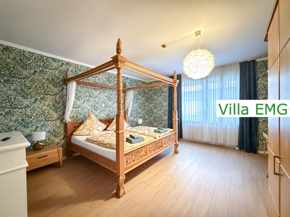 Bed, Decorative detail, Bedroom, towels, wardrobe