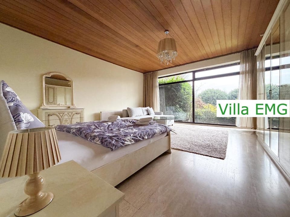 Bed, Photo of the whole room, Decorative detail, Seating area, Bedroom, towels, wardrobe