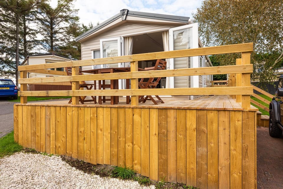 Property building, Patio, Day, Balcony/Terrace, Balcony/Terrace, Seating area, Location