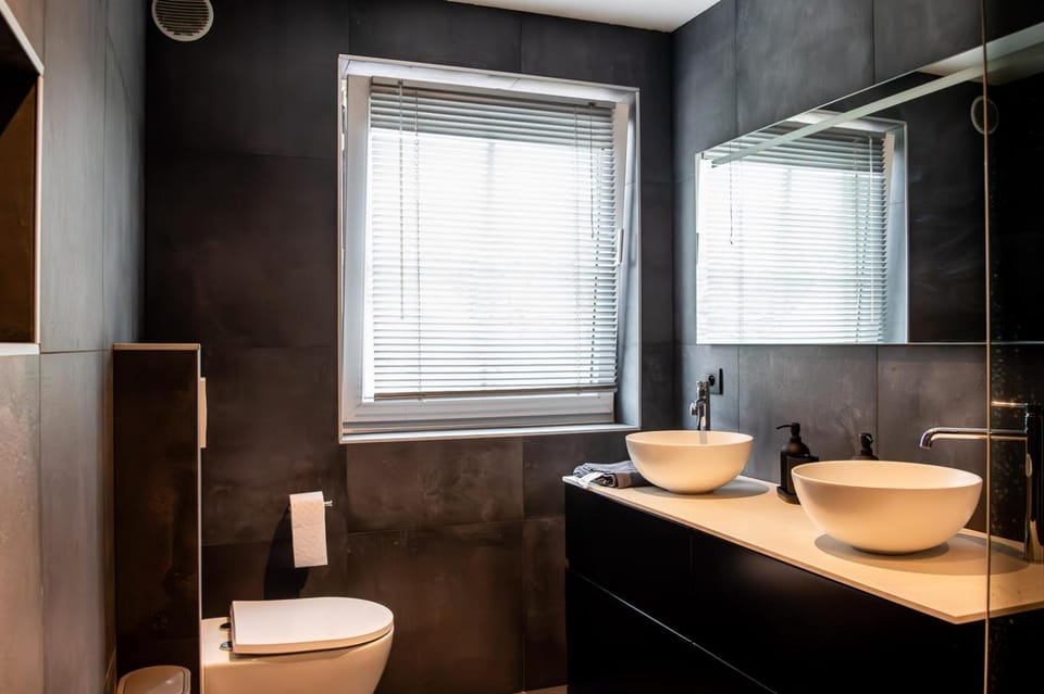 Shower, Toilet, Property building, Bathroom