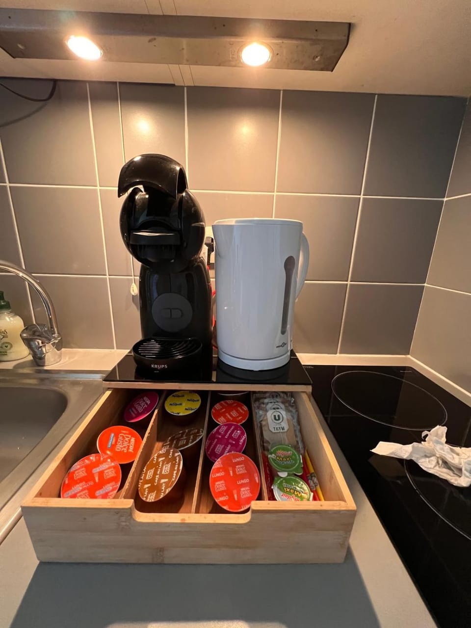 Coffee/tea facilities, Kitchen or kitchenette, stove, kitchen