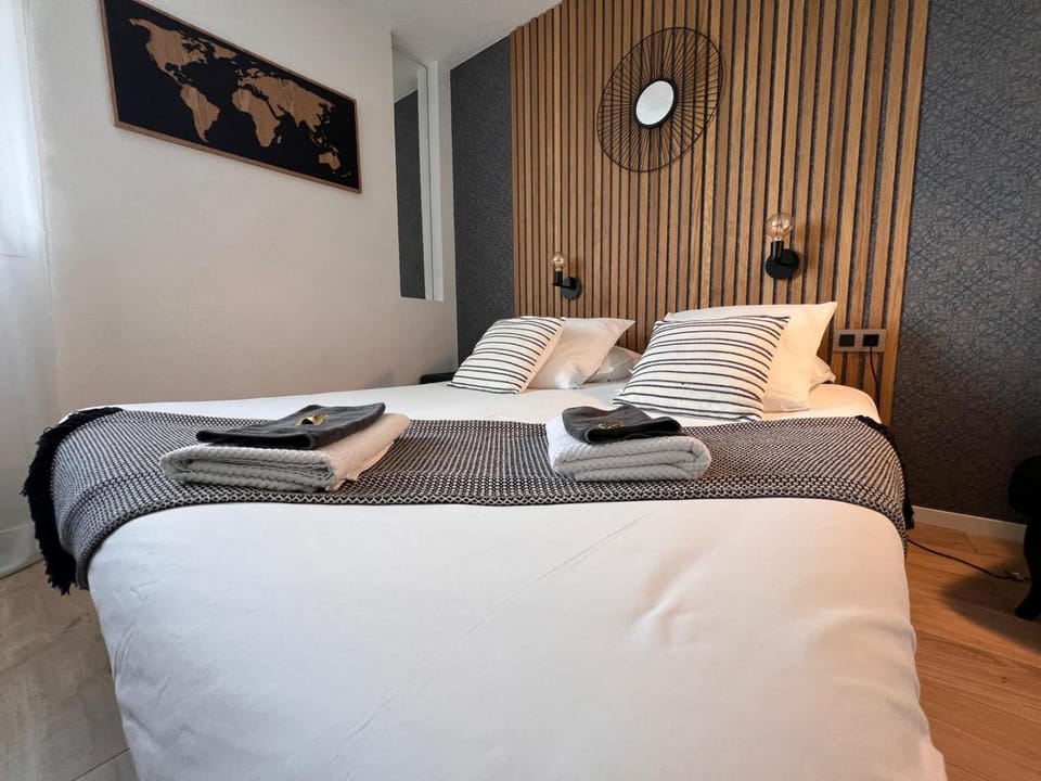 Decorative detail, Bedroom, towels