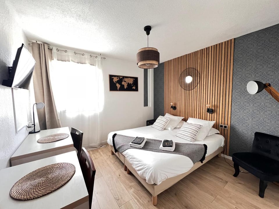 Bed, Photo of the whole room, Decorative detail, Bedroom, towels