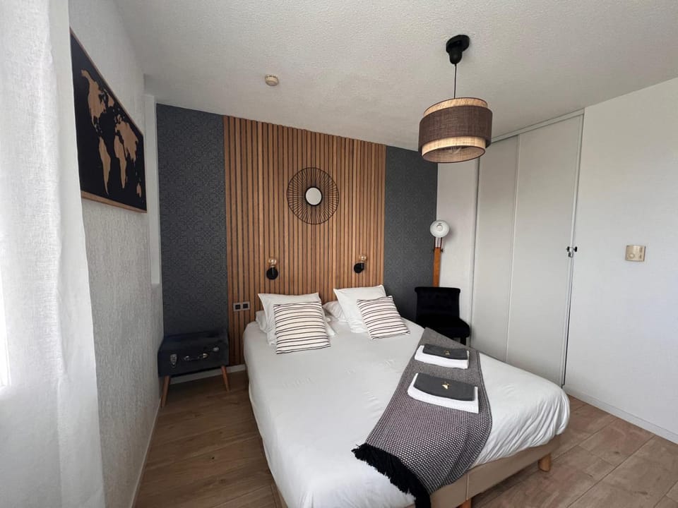 Bed, Photo of the whole room, Decorative detail, Bedroom, towels