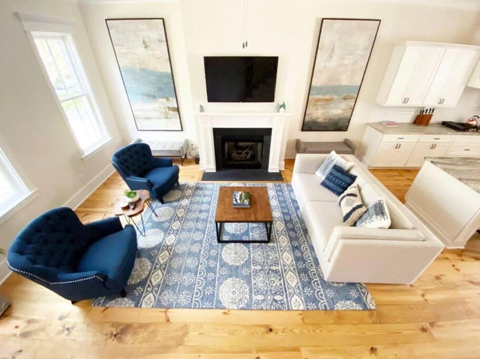 TV and multimedia, Living room, Seating area, Evening entertainment