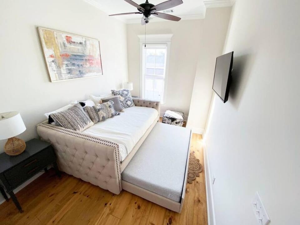 Bed, TV and multimedia, Bedroom