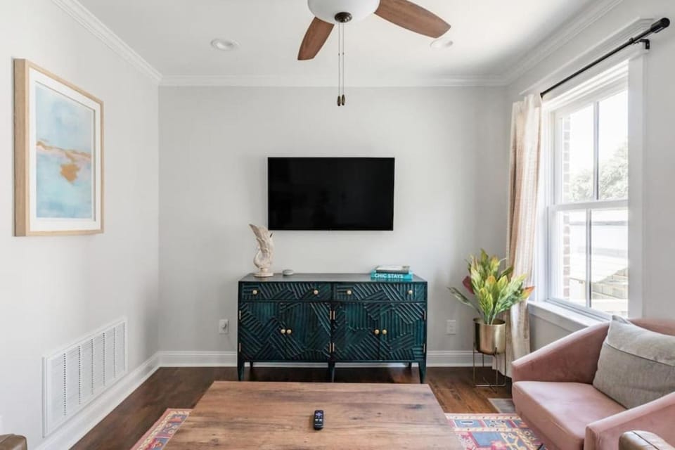 TV and multimedia, Living room, Seating area, Evening entertainment, fireplace