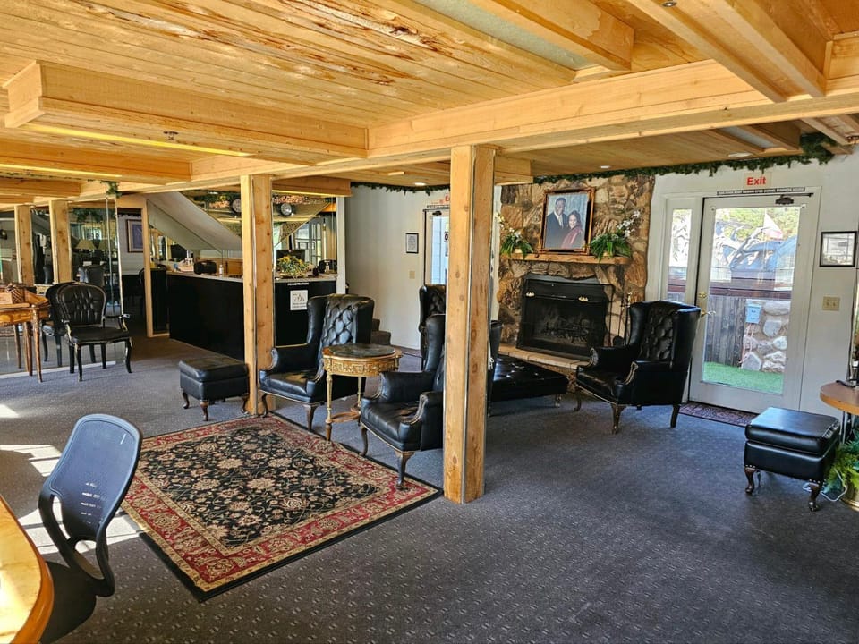 Property building, Communal lounge/ TV room, TV and multimedia, Lobby or reception, Seating area