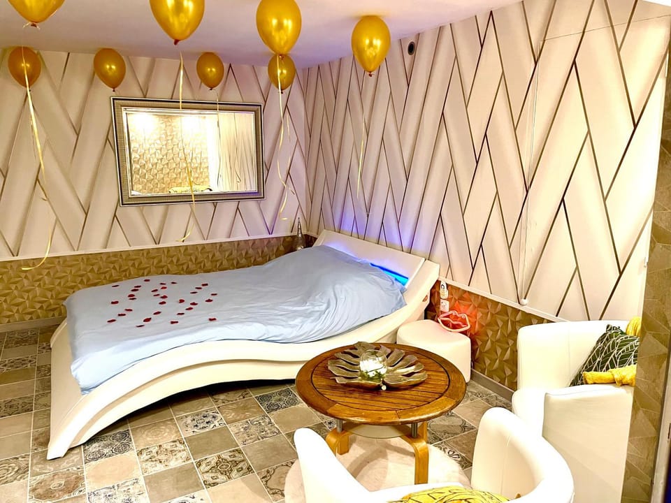Bed, Photo of the whole room