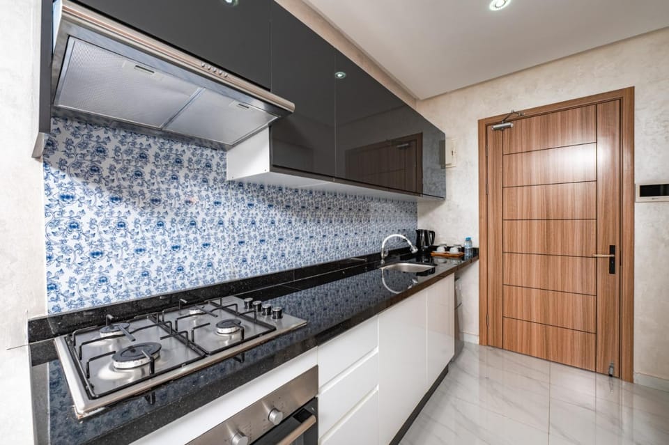 Kitchen or kitchenette, minibar, stove