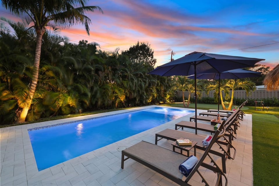 Swimming pool, sunbed, sunbed