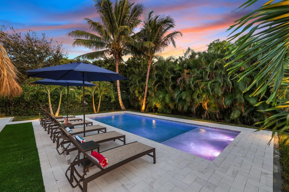 Property building, Swimming pool, sunbed
