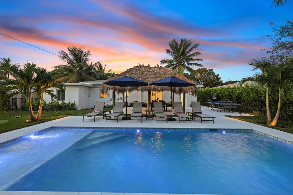 Swimming pool, sunbed, sunbed