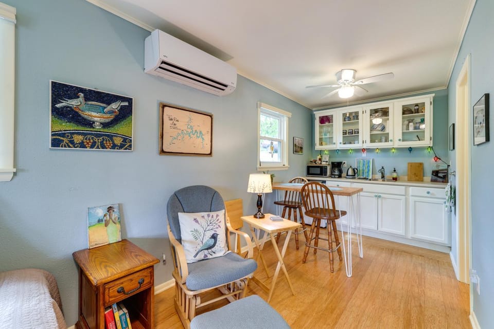 Lakefront Cottage by Little Golden Gate Bridge House in Carroll County