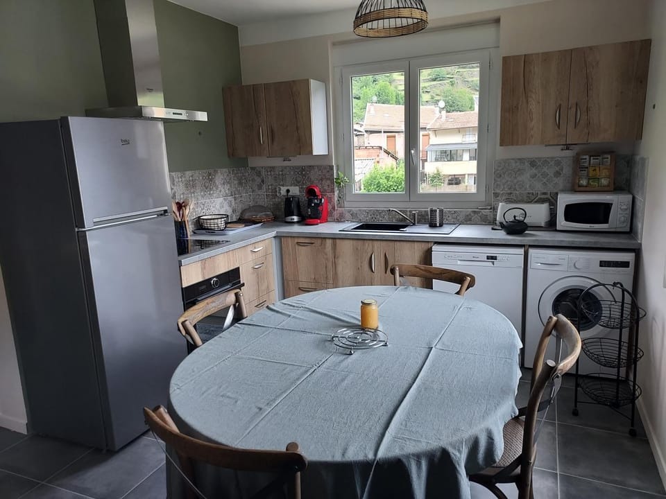 Kitchen or kitchenette, Dining area, dishwasher, minibar, pet friendly, stove, toaster